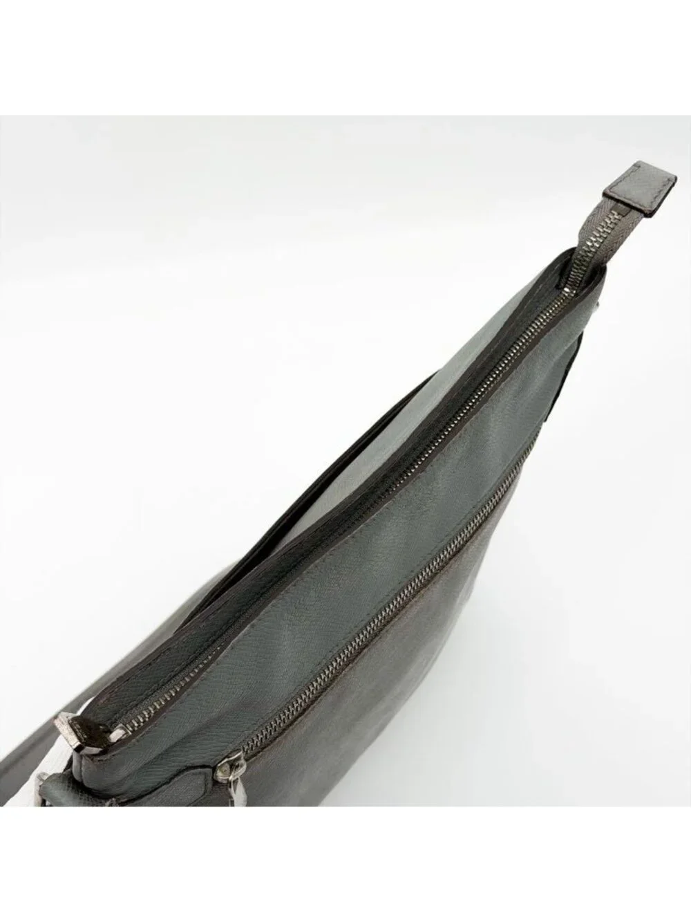 Louis Vuitton Sasha Taiga Shoulder Bag Crossbody Leather Messenger